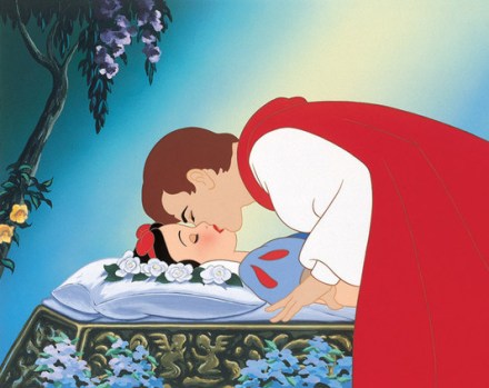 le-baiser-chaste-du-prince-charmant-image-tirc3a9e-du-film-de-walt-disney